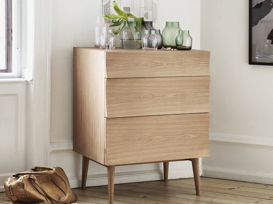 Design-Kommode klassisch in Holz. Die Muuto Reflect Kommode lässt sich gut mit modernen Materialien und Farben kombinieren. Aber auch in eine farbig ruhige Umgebung fügt sie sich bestens ein.